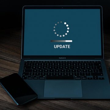 Laptop with an update status on the screen